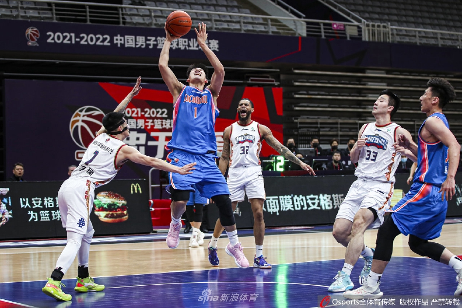 南京同曦队刘东在内卡位拼抢篮板，身体对抗激烈，他的21分11篮板是球队内线的重要支柱