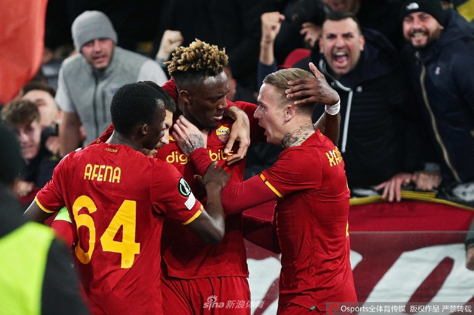 维特斯球员维特克进球后张开双臂，在罗马奥林匹克球场肆意奔跑庆祝，他的身后是目瞪口呆的罗马后卫与欣喜若狂的队友。