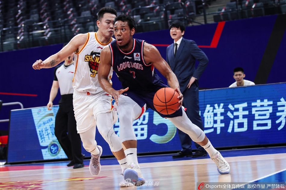 广州队替补奇兵贾明儒在末节关键时刻稳稳命中中投，他的果敢出手帮助球队顶住了深圳队的疯狂反扑，眼神中透露出与年龄不符的冷静。