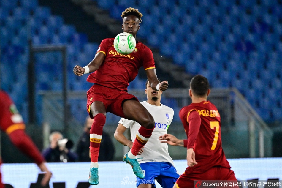 进球功臣亚伯拉罕紧握双拳，仰天长啸，释放着巨大的压力与激情，他的身侧是飞奔而来准备一同庆祝的队友。