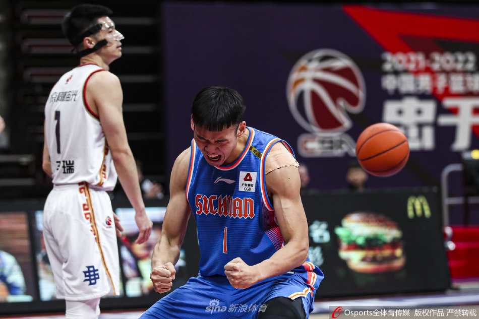 哈达迪在南京队两人包夹下强行出手，造成犯规后走上罚球线，关键时刻的稳定罚球为四川队锁定胜局