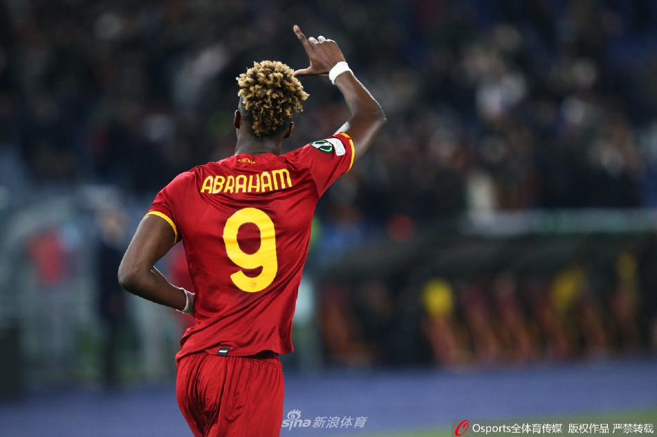 穆里尼奥站在场边，双手插兜，眉头紧锁，深邃的目光紧紧锁定着场上局势，思考着最后的破局之道。