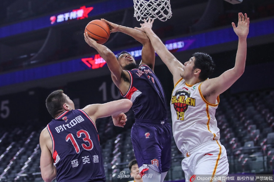 广州队核心后卫陈盈骏面对三人包夹防守，毫无惧色地强行突破，虽然身形扭曲但依然将球抛向篮筐，展现了小钢炮般的核心力量。