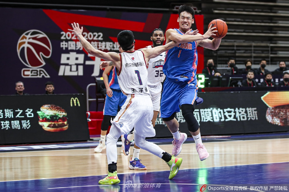 四川队球员庆祝胜利，陈辰与队友击掌相庆，背景是略显失落的南京同曦队员，形成鲜明对比