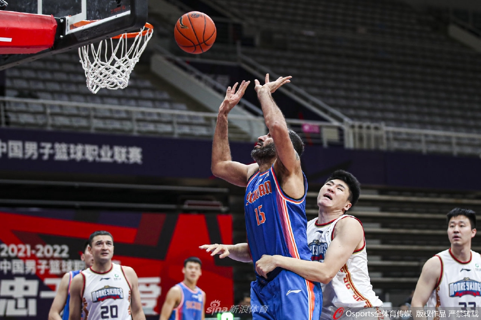 四川队外援哈达迪内线强攻，凭借身高臂展优势在南京队球员头顶完成投篮，彰显其在禁区的强大统治力