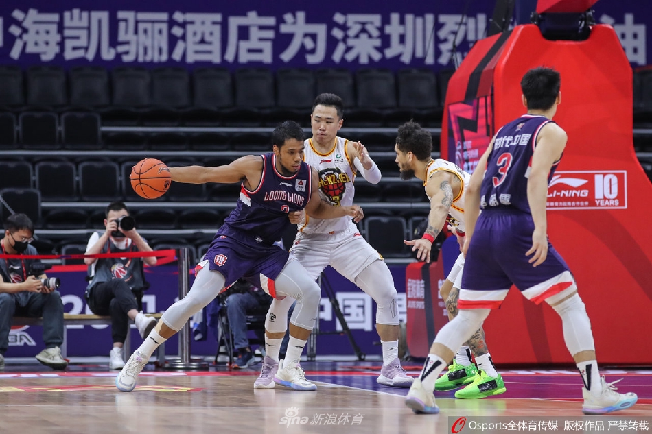 深圳队外援萨林杰篮下强攻，与广州队三名防守球员发生激烈身体接触，肌肉碰撞的声音仿佛穿透了屏幕，展现了内线搏杀的惨烈。