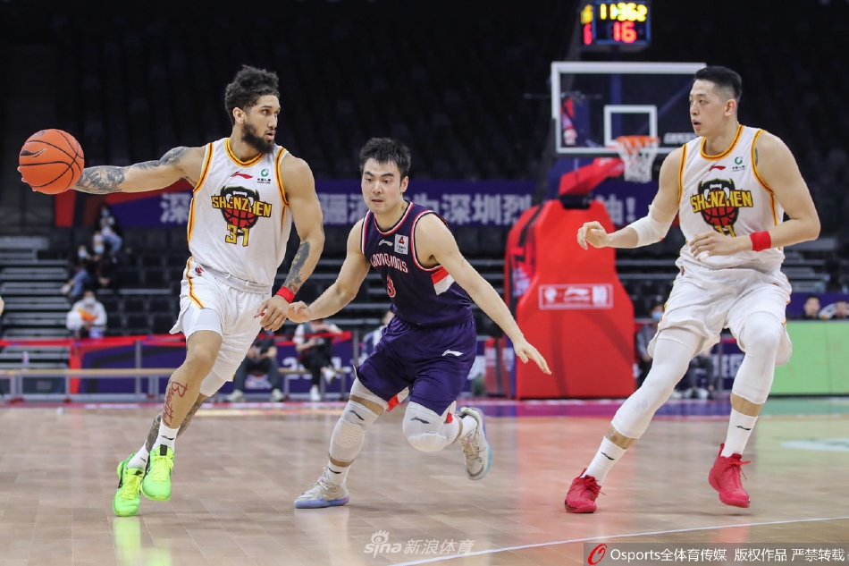 终场哨响后，广州队球员们围在一起激情庆祝，他们脸上洋溢着战胜同城死敌后的喜悦，身后的记分牌定格在120:114。