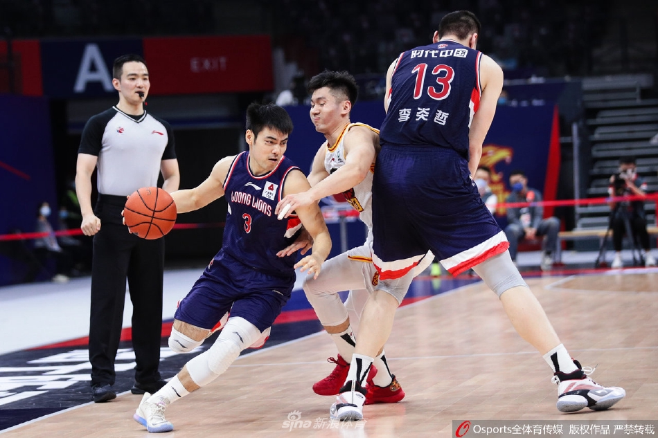 广州队主教练郭士强在场边大声指挥，他手势丰富，神情激昂，即便是隔着口罩也能感受到他对每一个防守回合的严格要求。