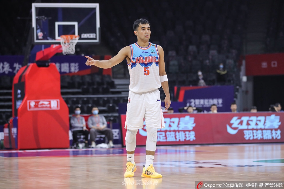 天津外援伯顿在新疆队严防死守下强行出手三分,皮球在空中划过一道弧线,这是他末节疯狂追分的一个缩影。