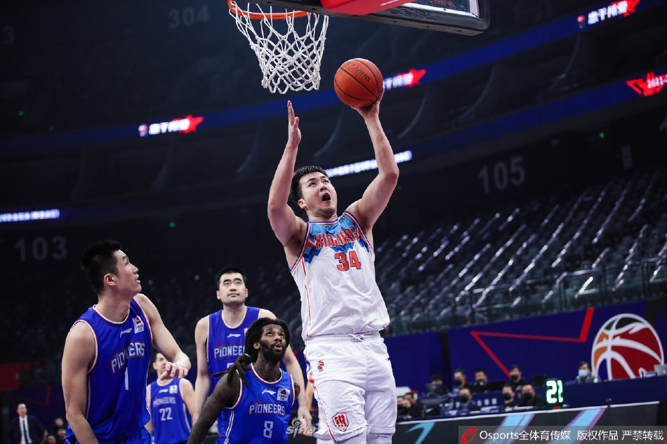 新疆外援摩尔特里在天津队内线群中高高跃起,以一记势大力沉的单手劈扣震撼全场,展现了内线霸主的统治力。