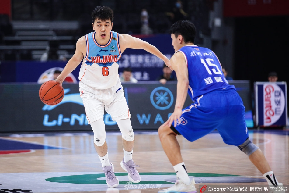 新疆队老将曾令旭在比赛最后时刻执行关键罚球,全场目光聚焦于他一人,压力之下他稳稳命中,为球队锁定胜局。