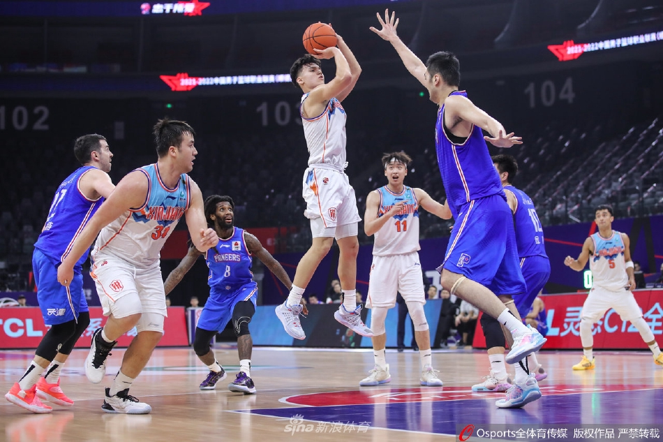 新疆队年轻后卫伊力福拉提持球快速推进,眼神坚定地观察队友跑位,准备发动一次致命的快攻反击。