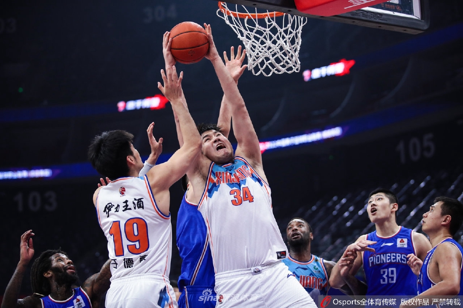 比赛结束后,新疆队球员们围在一起激情庆祝这场来之不易的胜利,他们用团队的力量成功终结了对手的连胜步伐。