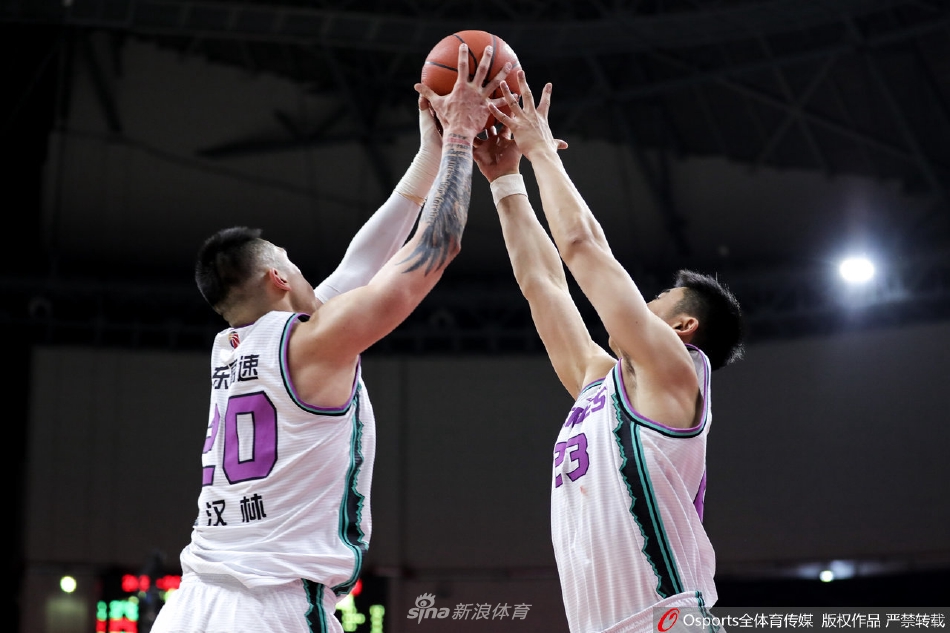 在混战中，陶汉林凭借出色的卡位意识和强壮的身体，稳稳将防守球员挡在身后，保护下关键后场篮板