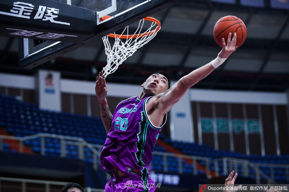 比赛结束的哨声响起，陶汉林如释重负地握紧拳头，汗水浸透的球衣见证了他全场不知疲倦的奔跑与拼抢