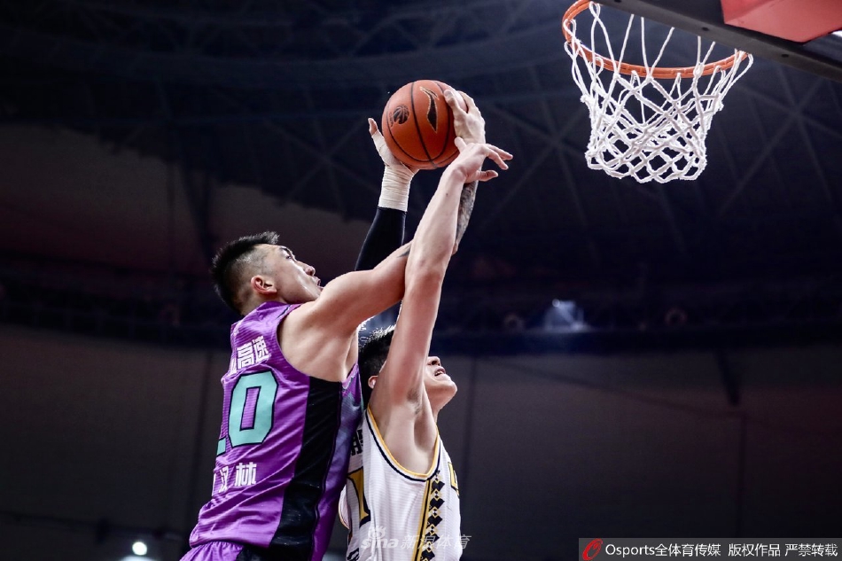 面对身高臂长的防守球员，陶汉林利用扎实的背身脚步晃开对手，完成柔和的小勾手投篮