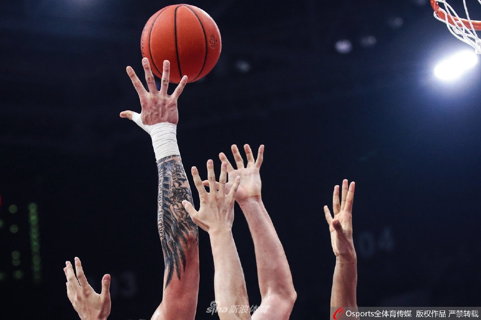 小鲨鱼陶汉林在禁区接球后迎着防守球员完成势大力沉的单手劈扣，整个球馆为之沸腾