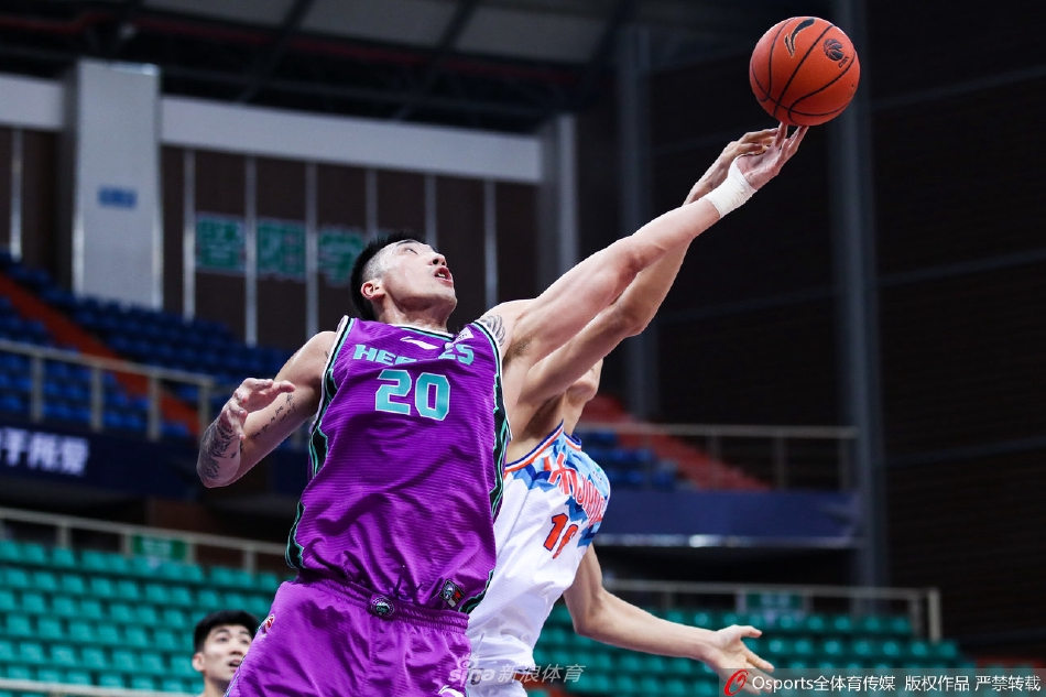 摘下篮板后的陶汉林遭遇对手贴身紧逼，他沉着护球，高高跃起将球传给外线队友，策动快攻