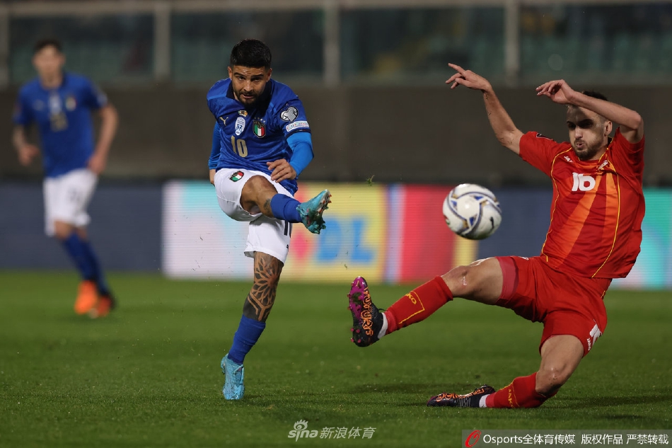 主教练曼奇尼独自伫立于喧嚣的球场边，他的身影在灯光下拉长，与身后沸腾的客队庆祝场面形成一道孤独而落寞的分界线。