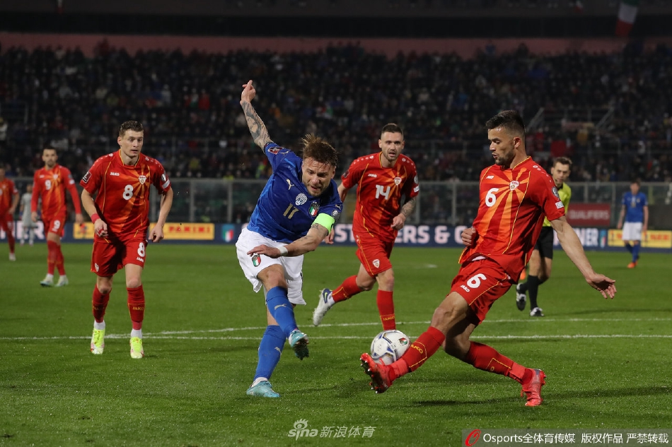 意大利队长基耶利尼在赛后紧紧拥抱安慰着年轻的门将多纳鲁马，老将的坚毅与无奈，新星的失落与不甘，在这一刻凝聚成蓝衣军团沉重的背影。