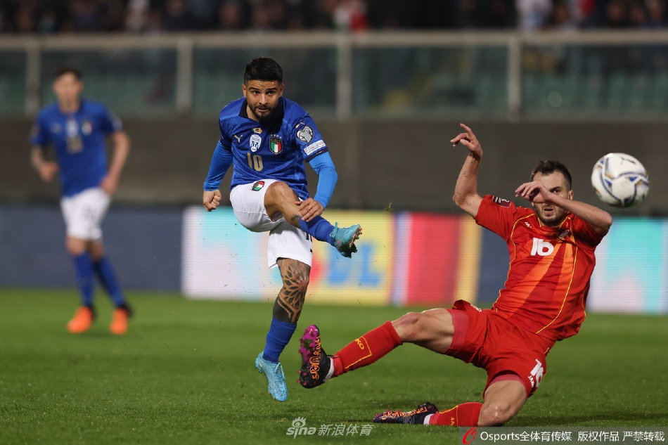 看台上无数意大利球迷双手抱头，表情呆滞，无法相信眼前发生的一切，蓝色的旗帜无力地垂落在栏杆上，整个球场陷入巨大的震惊与沉寂。