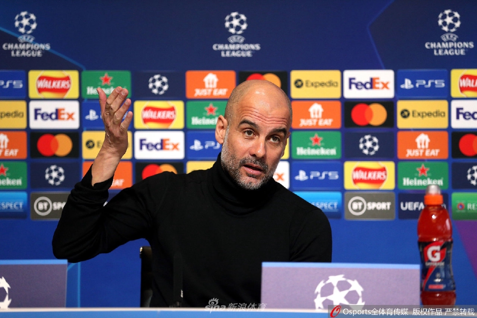 曼城主帅瓜迪奥拉在训练场边凝神思考，他专注的神情预示着即将到来的是一场需要精密计算的战术博弈。