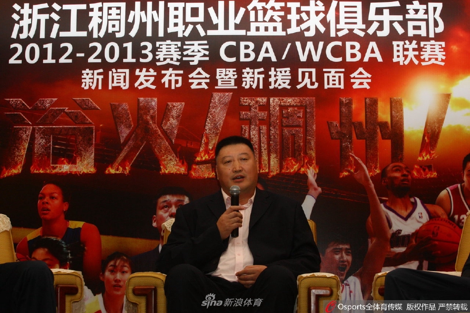 杨学增在比赛中蹲下身来，语重心长地向球员面授机宜，眼神中满是鼓励与信任，犹如一位慈祥的父辈在点拨自己的孩子