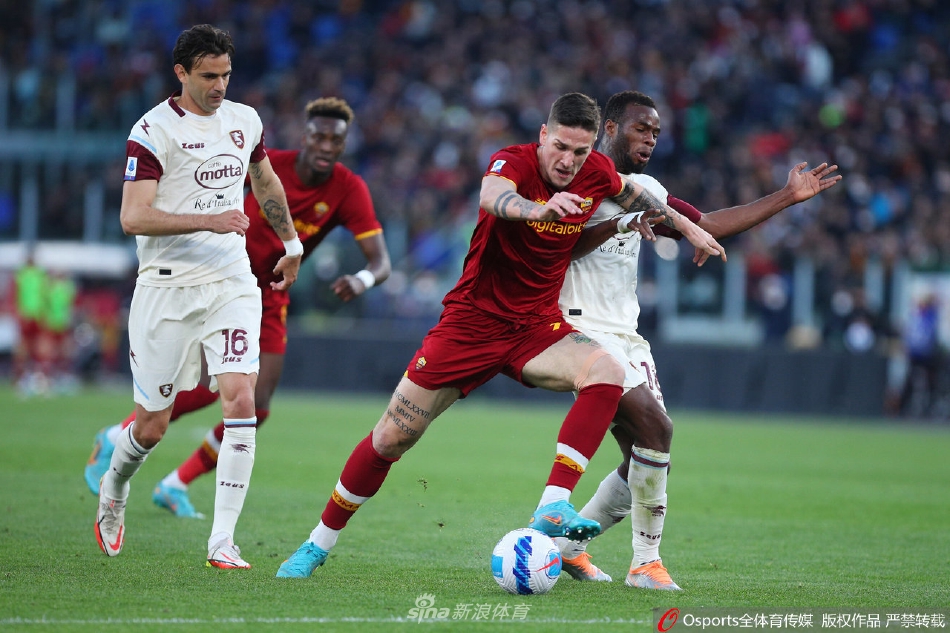 罗马球员卡莱斯·佩雷斯轰入世界波后张开双臂奔向角旗区，脸上洋溢着狂喜