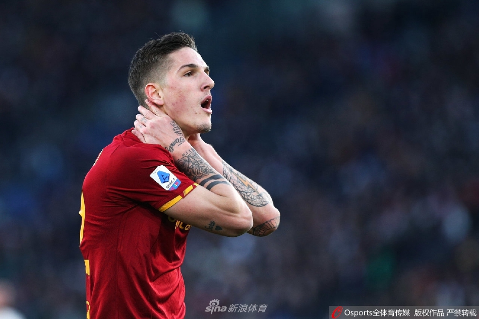 罗马后卫斯莫林攻入制胜球后激动地滑跪庆祝，队友从后方飞奔而来