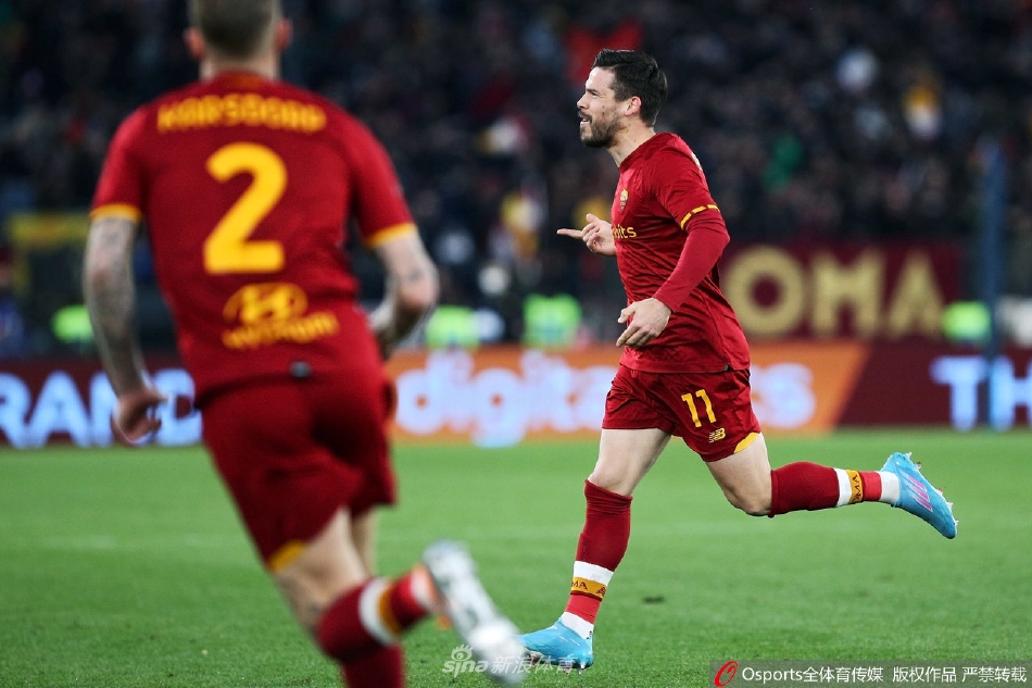 罗马主帅穆里尼奥在场边神情专注地指挥比赛，手舞足蹈地向球员传达战术