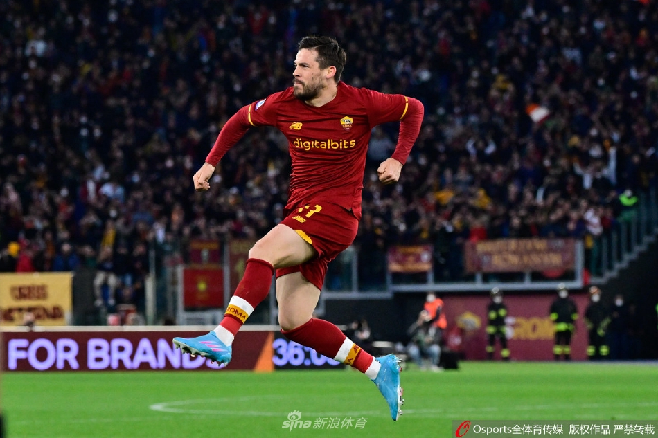 罗马队球员在开赛前围成一圈互相鼓舞士气，奥林匹克体育场看台上红色旗帜飘扬