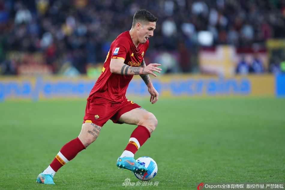 萨勒尼塔纳球员拉多万诺维奇踢出任意球世界波后疯狂奔跑庆祝，罗马门将望球兴叹