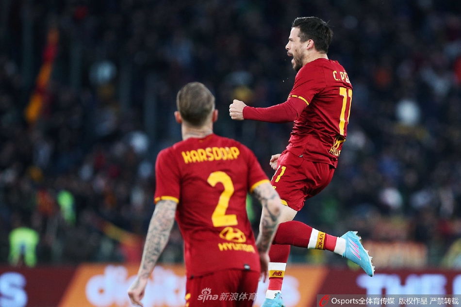 比赛结束后罗马球员携手走向看台，向始终支持他们的主场球迷致谢