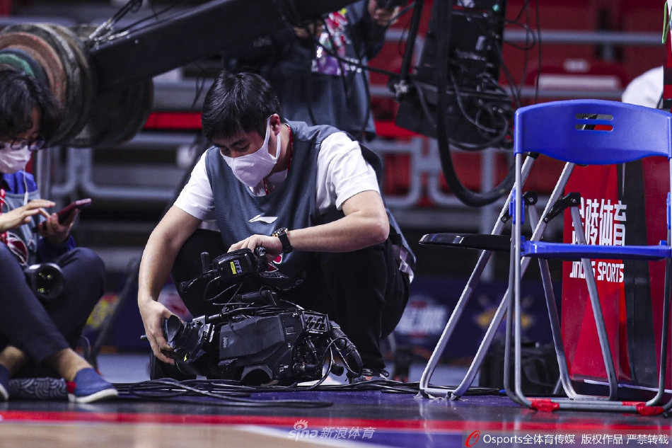 场边的队友和工作人员迅速围拢过来，伸出手试图拉起倒在记者席中的威姆斯，他们的脸上写满了关切与对这位老战士的敬意。