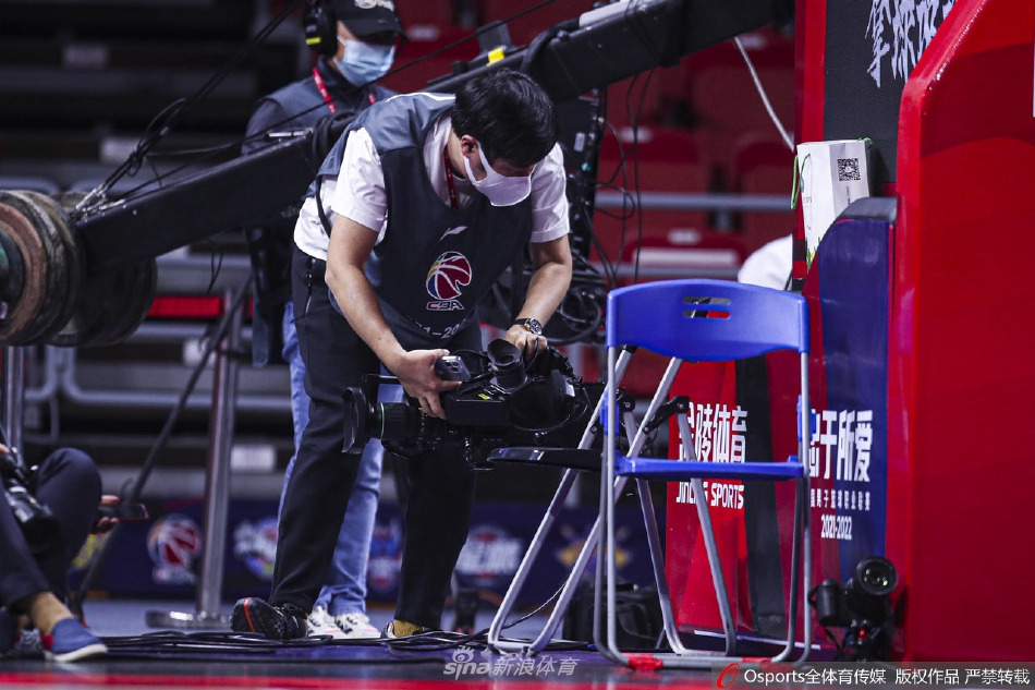 被搀扶起来的威姆斯，在工作人员的陪伴下缓缓走回球场，他的球衣上沾满了灰尘，背影写满了沧桑，这一刻的英雄迟暮令人动容。