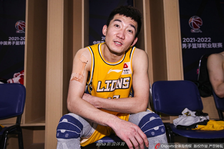 更衣室一角,广厦队员们在沉默中整理行装,虽然没有欢声笑语,但每个人的眼神中都透露出不屈与坚韧。