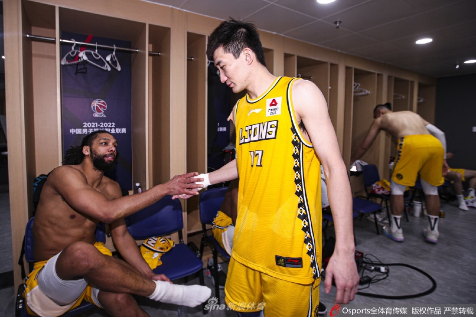 孙铭徽在更衣室中搂着情绪低落的小将许可,眼神中充满关切与鼓励,仿佛一位老大哥在轻声细语地开导后辈。