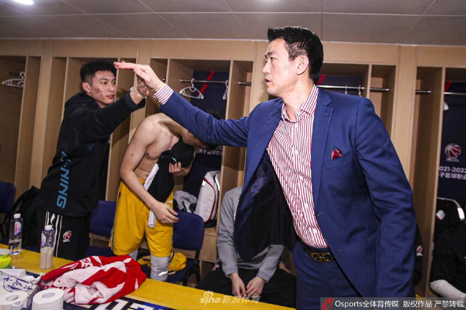 主教练王博弯下腰,用手轻轻抚摸年轻球员许可的头,表情严肃中带着慈爱,给予这位泪洒更衣室的小将最温暖的肯定与安慰。