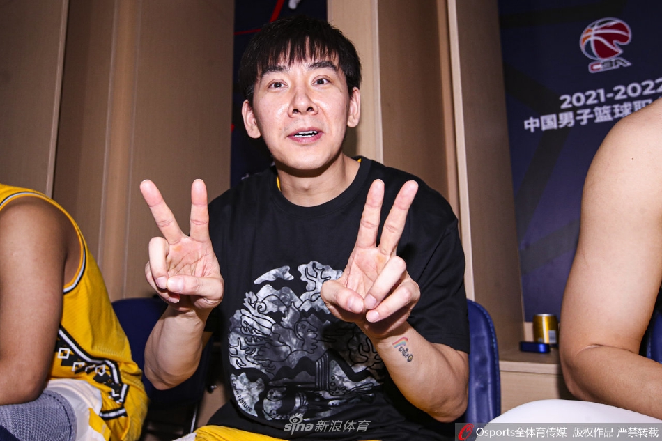 老将许钟豪与年轻球员朱俊龙在更衣室内用力击掌,眼神坚定,用男人间的方式传递着战斗到底的决心。