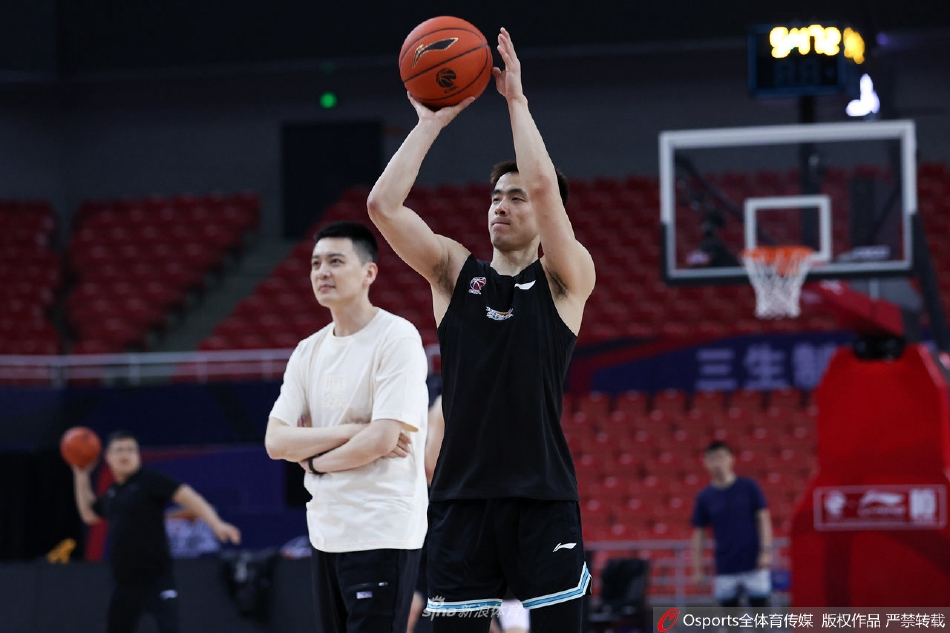韩德君在内线要位成功，接球后双手大力灌篮，巨大的身躯让篮筐都为之颤抖，他用这种方式宣告着内线霸主的状态依旧火热