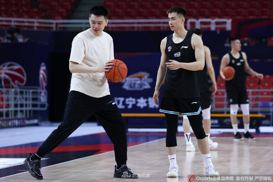 辽宁男篮主教练杨鸣在训练馆里拉住赵继伟，亲自下场摆出防守姿态，眼神里满是战术的传递，师徒二人笑容灿烂气氛融洽