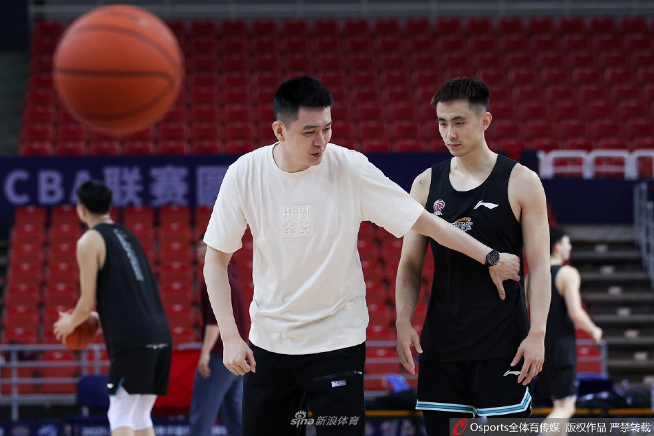 辽宁全队在场地中央围成一圈，大家手臂搭在一起，高声呼喊加油口号，团结一心的氛围让整个训练馆都充满了斗志