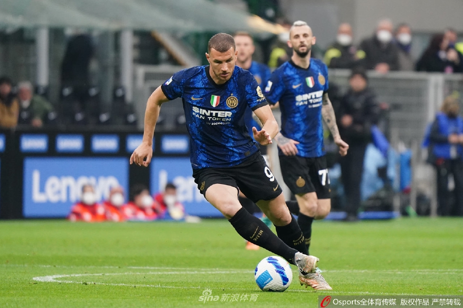 国际米兰主帅因扎吉在场边专注指挥，神情严肃而自信