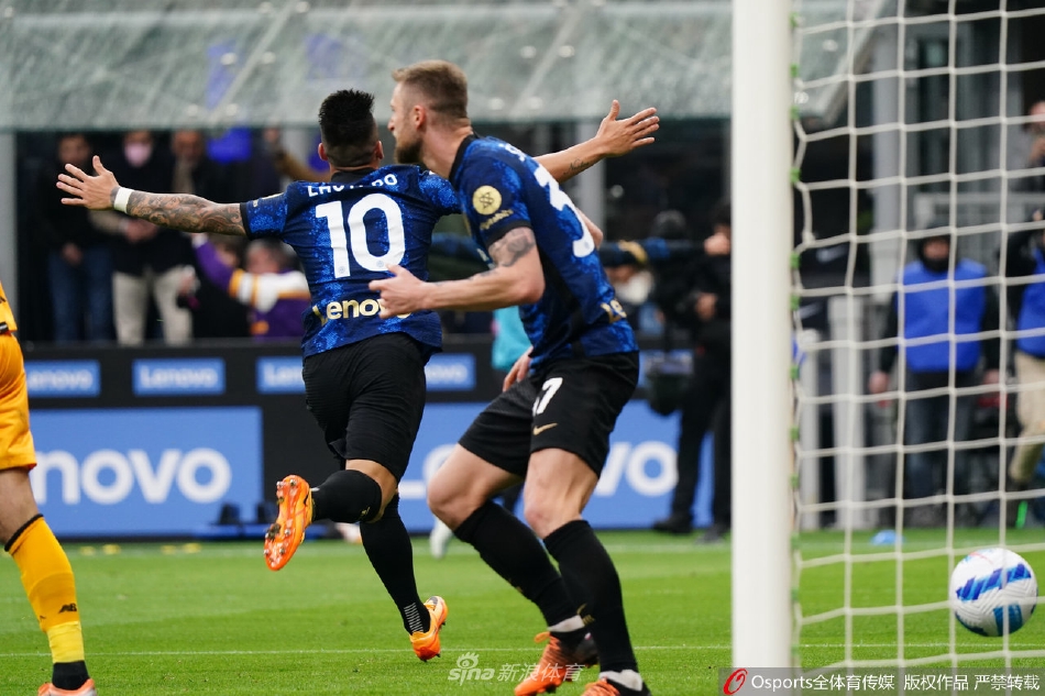 国际米兰球员庆祝进球，邓弗里斯激情怒吼，背景是看台上沸腾的蓝黑海洋