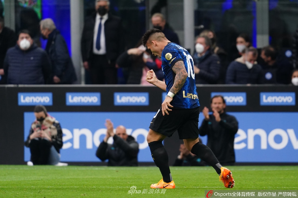 布罗佐维奇禁区外起脚兜射，皮球划出一道优美的弧线直挂球门死角