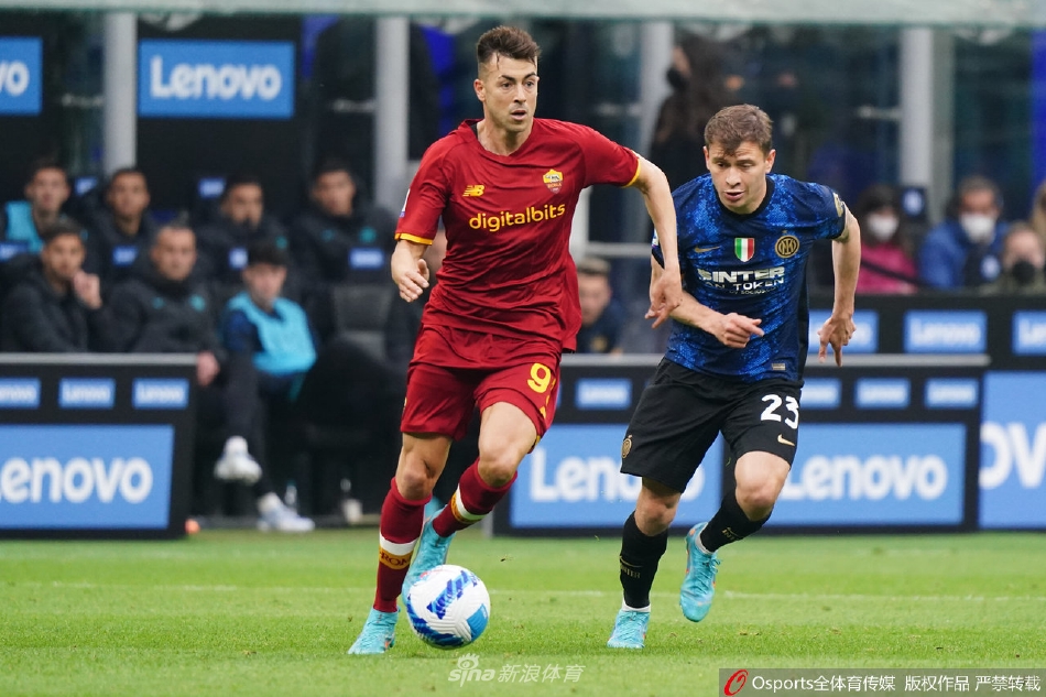 国际米兰全队在终场哨响后围成一圈相互鼓舞，庆祝至关重要的胜利