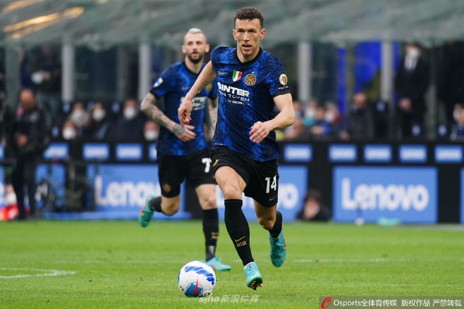 劳塔罗马丁内斯力压防守球员，奋力头球攻门瞬间，眼神专注坚定