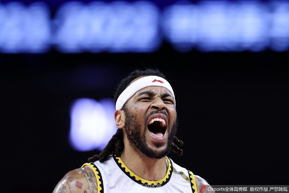 夺冠颁奖仪式后，莫兰德在球场上忘情庆祝，他对着镜头张大嘴巴做出夸张的搞怪表情，眼睛里闪烁着兴奋与顽皮的光芒，像个恶作剧成功的大孩子。