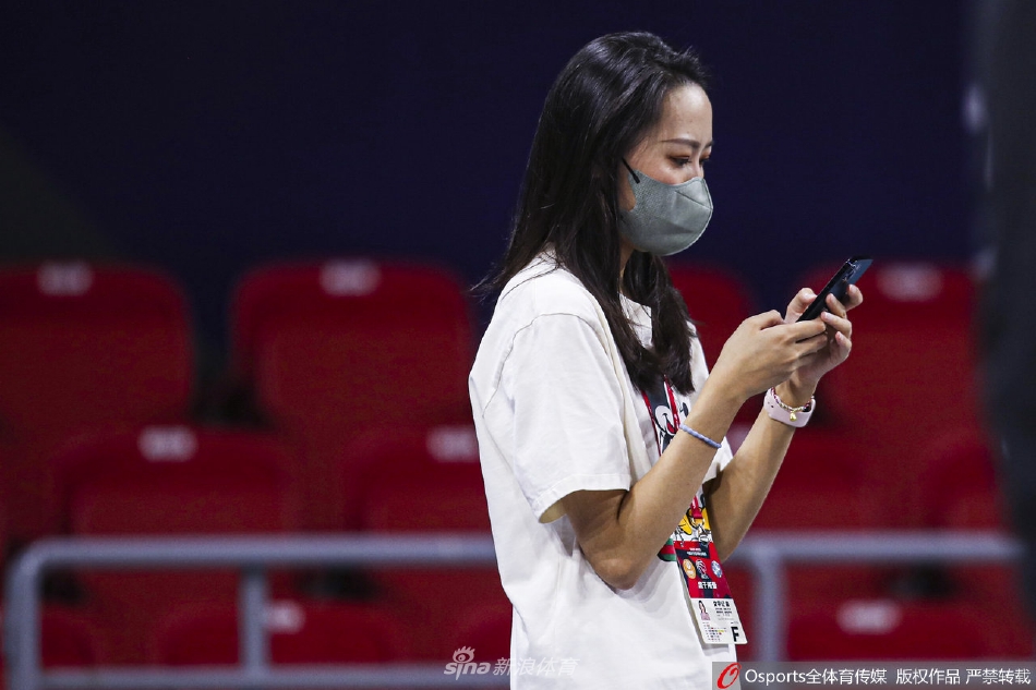 比赛进入暂停时段，美女记者双手轻轻合十放在身前，眼神望向远方，似乎在思考着下一节比赛的走势，温婉而沉静。