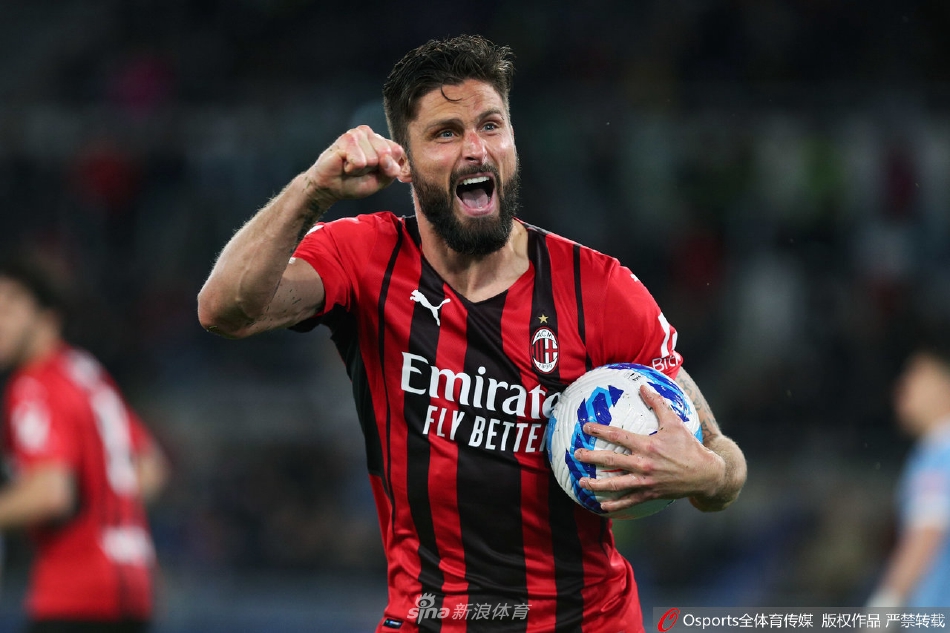 托纳利绝杀进球后张开双臂，面朝客场球迷看台狂奔庆祝，脸上的表情混合着狂喜与释放，身后是呆若木鸡的拉齐奥门将。